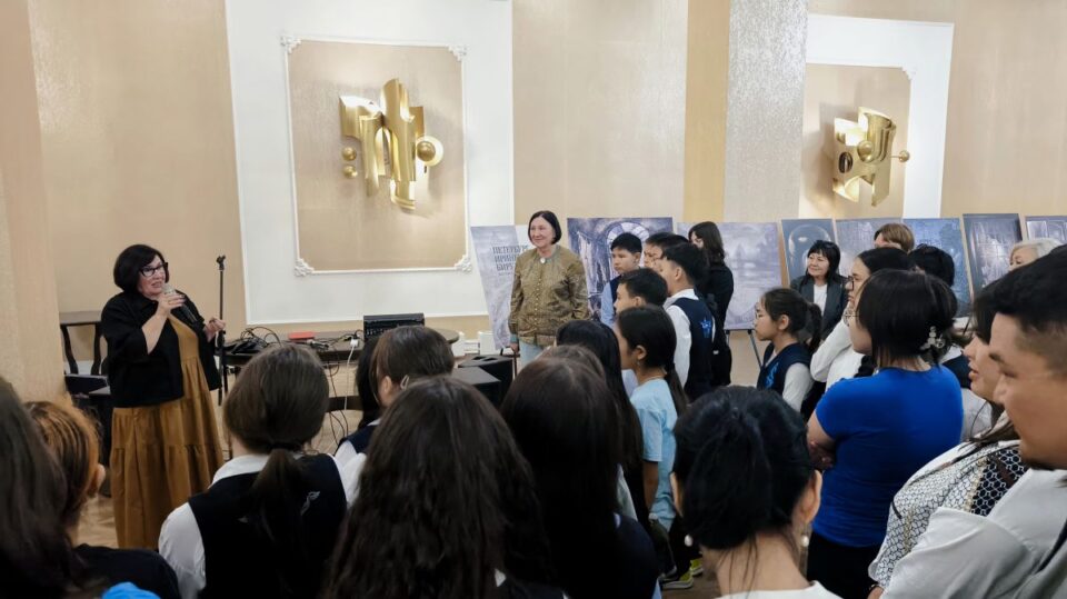 В театре имени Лермонтова открылась выставка «Петербург Ирины Бирули»