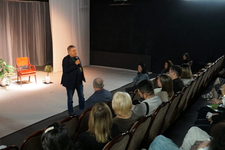 Абакан 24. Театровед Сергей Ильченко о спектаклях фестиваля «Театральная осень» в Хакасии.